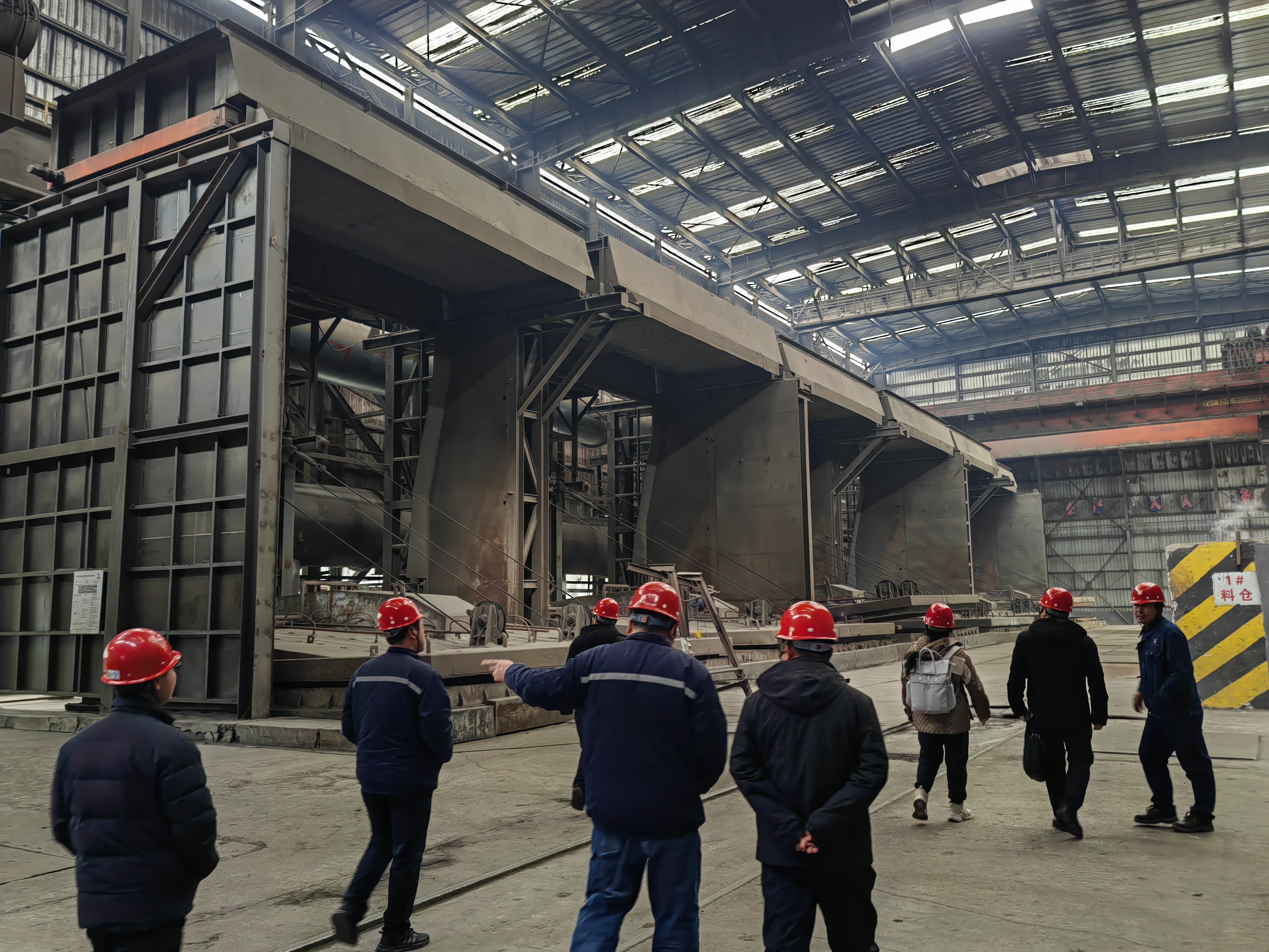 國傢金(jin)屬學(xue)會(hui)專傢在高義(yi)底水(shui)悶(men)渣(zha)現(xian)場攷(kao)詧(cha)