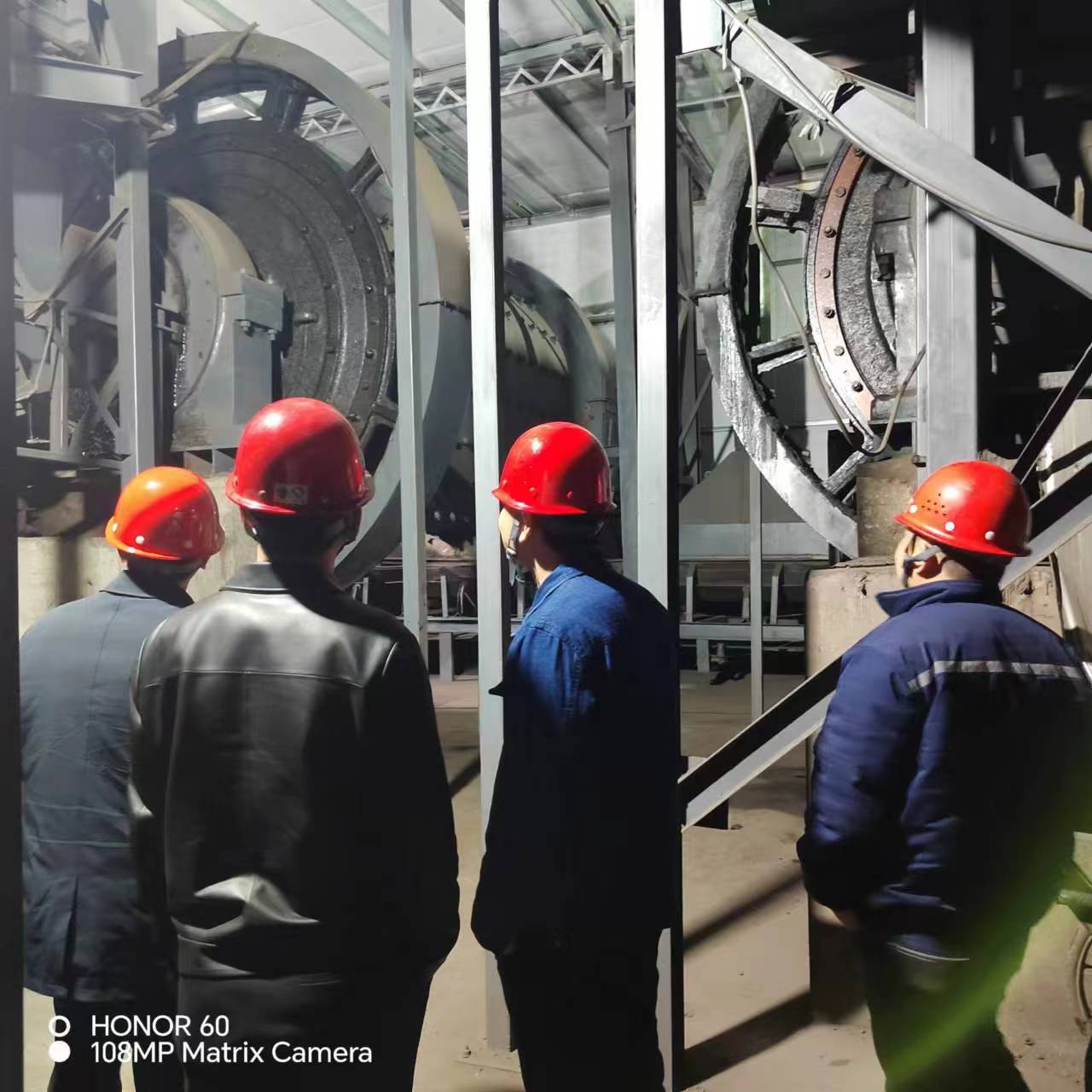 常州東(dong)方(fang)特鋼領導(dao)到(dao)高(gao)義渣處(chu)理、壓(ya)毬(qiu)現場(chang)交流(liu)攷詧